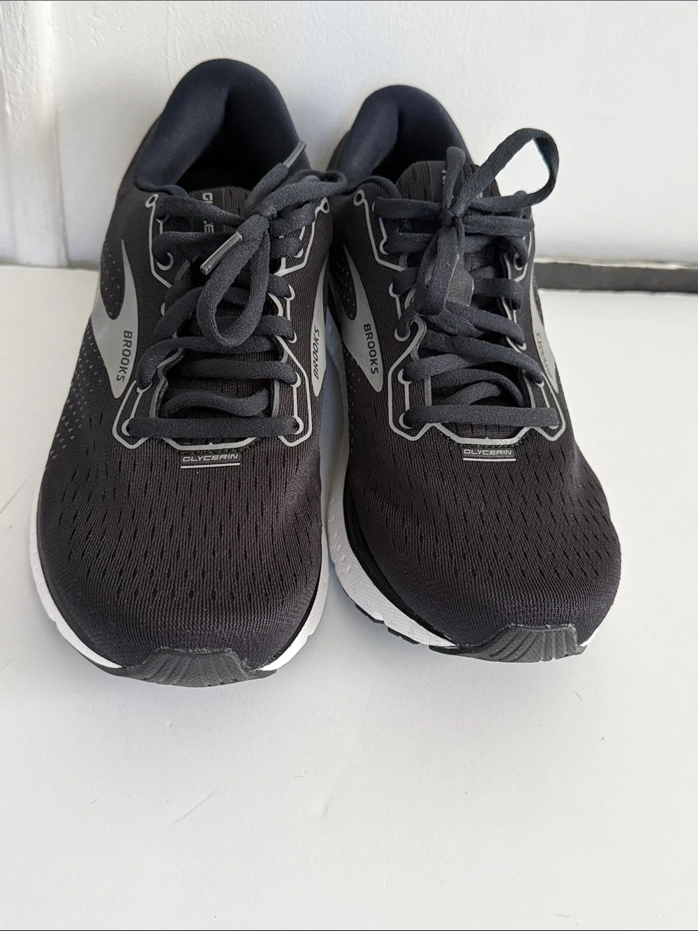 Brooks Women Black and White Running Shoes - Glycero 18  WE RUN  ON SCIENCE